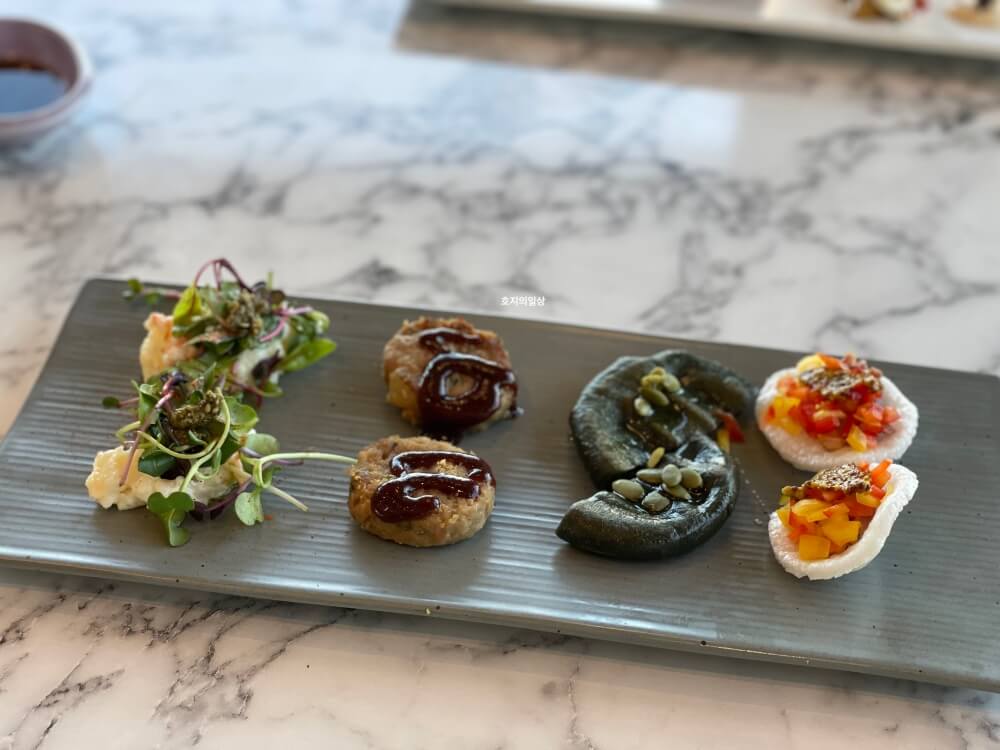 이천 쌀밥 한정식 맛집 미곡반상 - 전채요리 회색접시