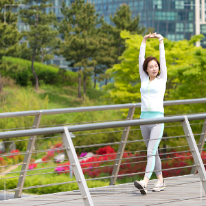 산책하는 여자 사진