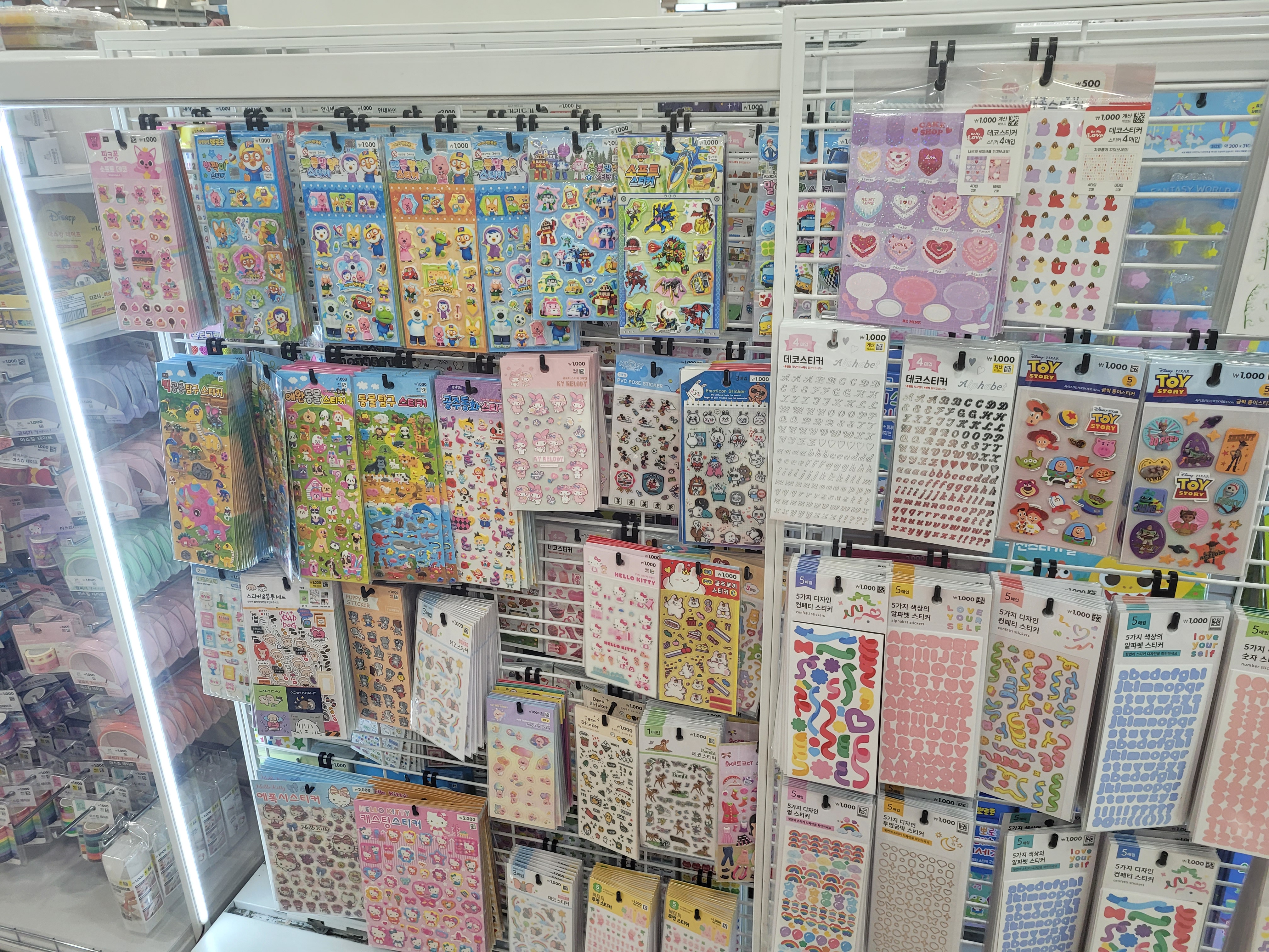 다이소스티커 전시