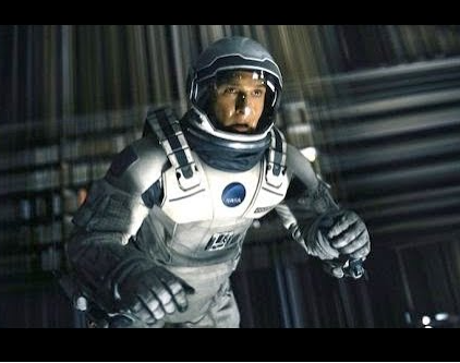 영화 속 주인공이 다른 시공간에 들어간 모습