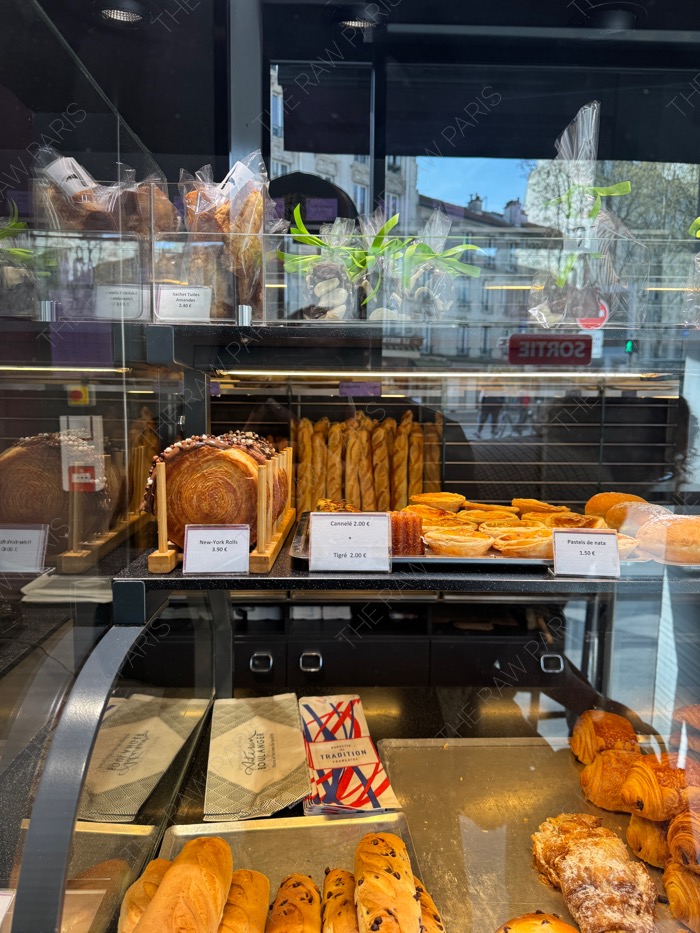 Paris 파리 Boulangerie(불랑제리) 빵집 내부, 클래식 바게트와 크루아상 진열대 및 가격 정보