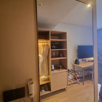 수페리어-그린-더블-룸-대형-거울