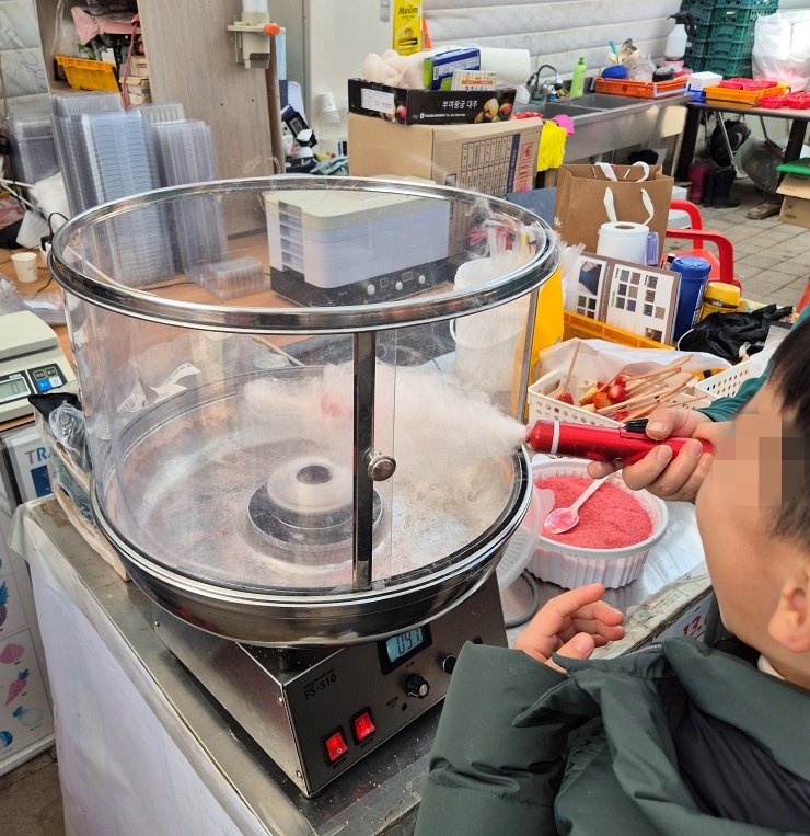 딸기 솜사탕 만들기 체험