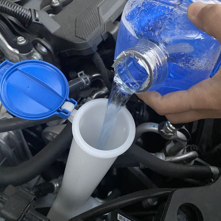 셀토스-워셔액-주입구에-워셔액-넣는-모습