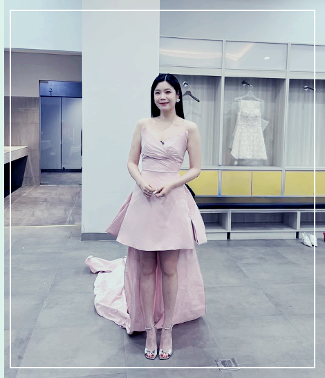 가수 린이 예쁜 드레스를 입고 포즈를 취하고 있다