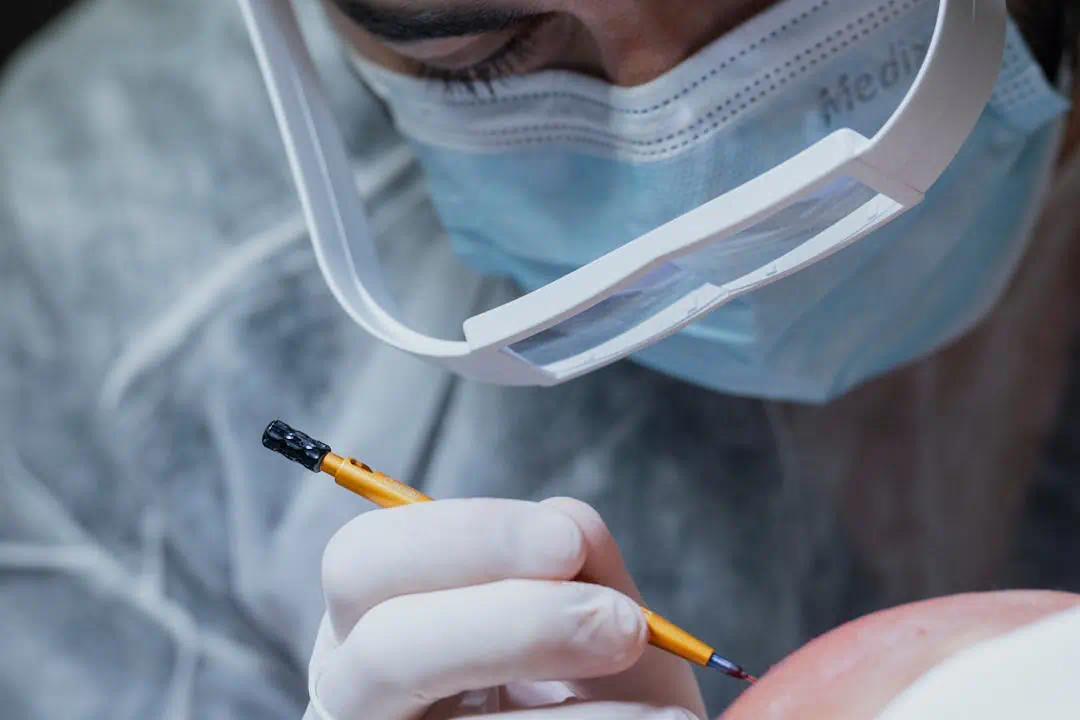 뇌경색 수술을 하고 있는 의사의 모습