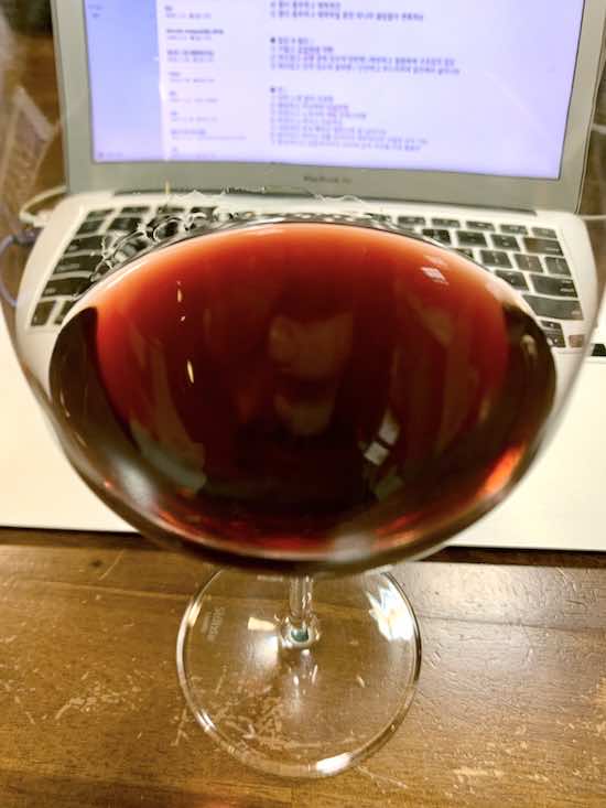 Two Hands Twelftree Gomersal Grenache 2011의 색