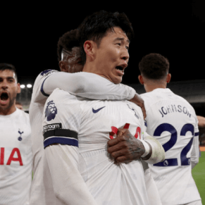 동료들과 껴안고 기뻐하는 손흥민