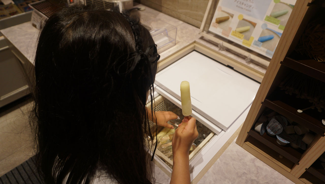 레쿠 오키나와 차탄 스파 리조트에서 아이스크림을 먹고 있다.