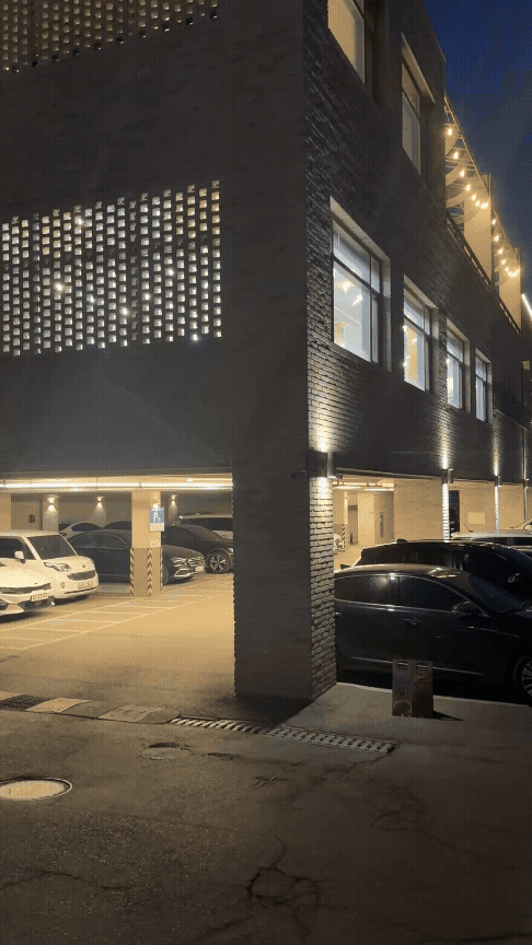 파주 네이처 스파 옆 대형 주차동 전경, 방문객을 위한 추가 주차 공간