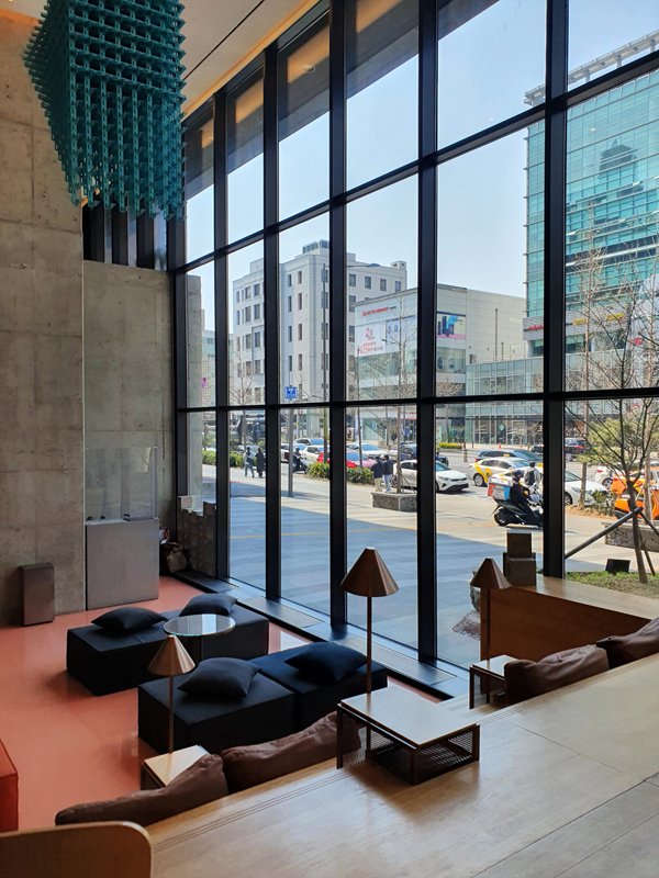 통창뷰의-타르틴-베이커리-내부