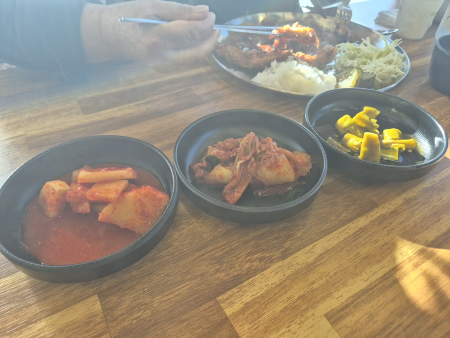 춘천 돈떵어리 밑반찬 사진, 김치와 깍두기 등 갈비탕과 곁들이기 좋은 기본 반찬 구성