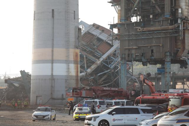 나머지 매몰자 5명 위치 파악 안 돼 수색 집중