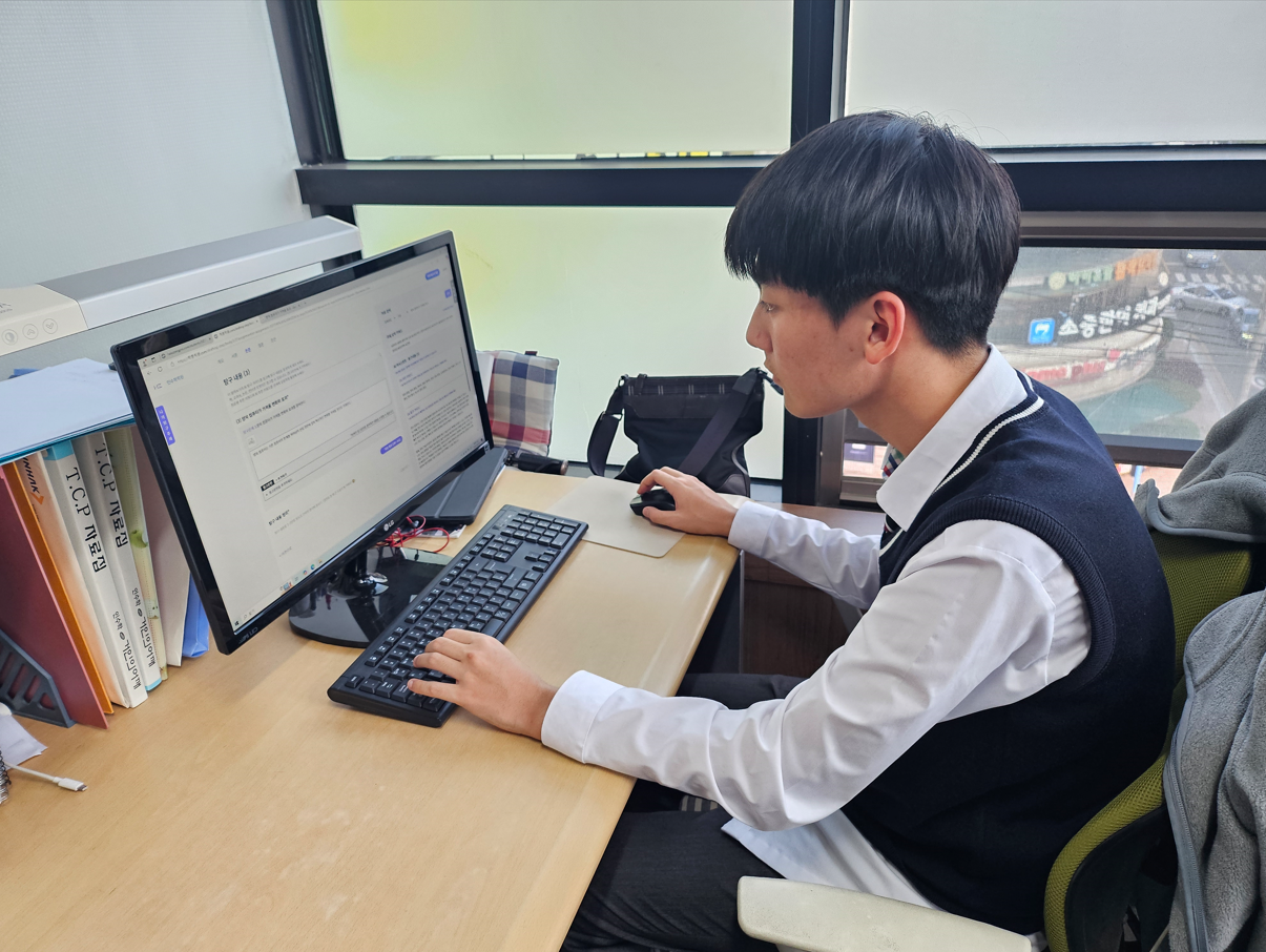 자기주도 학습으로 공부하는 학생의 사진