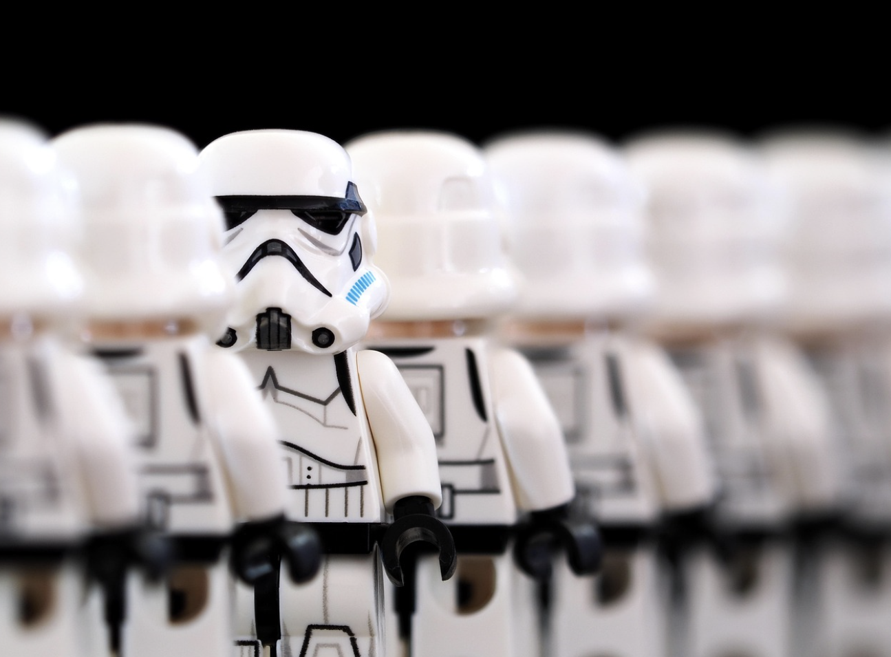 애니메이션 속 숨겨진 사회 시스템 비판: 정치, 경제, 계급 투쟁의 은유