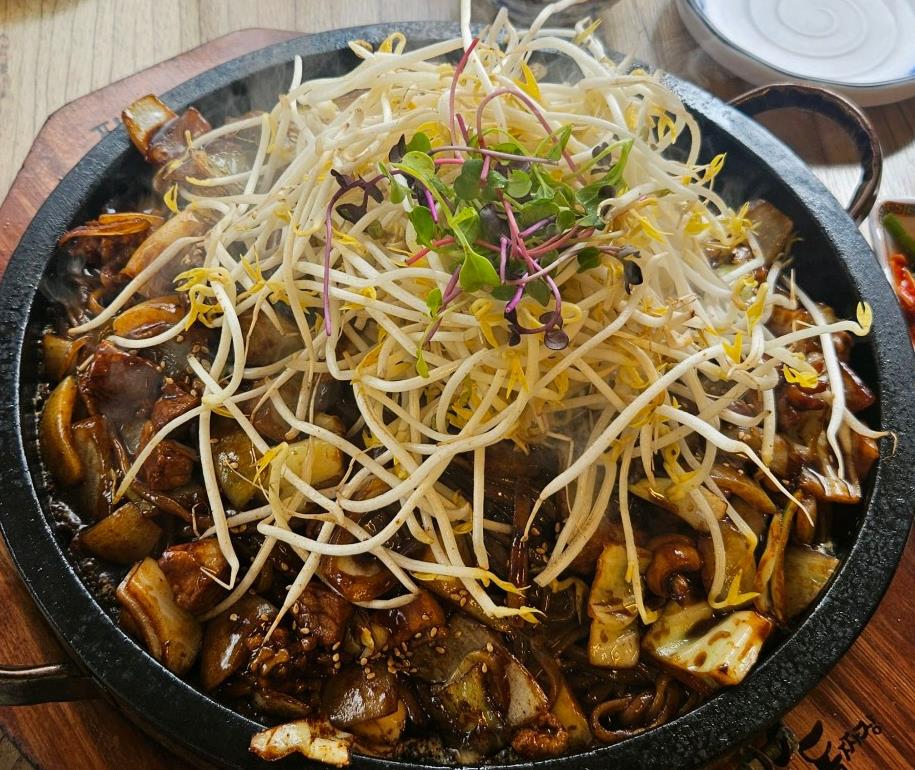 콩나물이 올라간 오늘N 중식로드 돌짜장