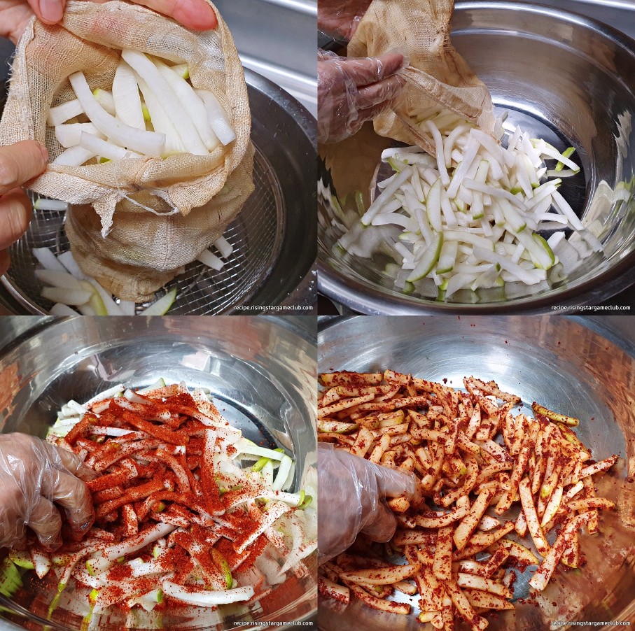 가자미식해에 들어갈 절인 무의 물기를 짜서 고춧가루로 빨간 물을 들이는 사진