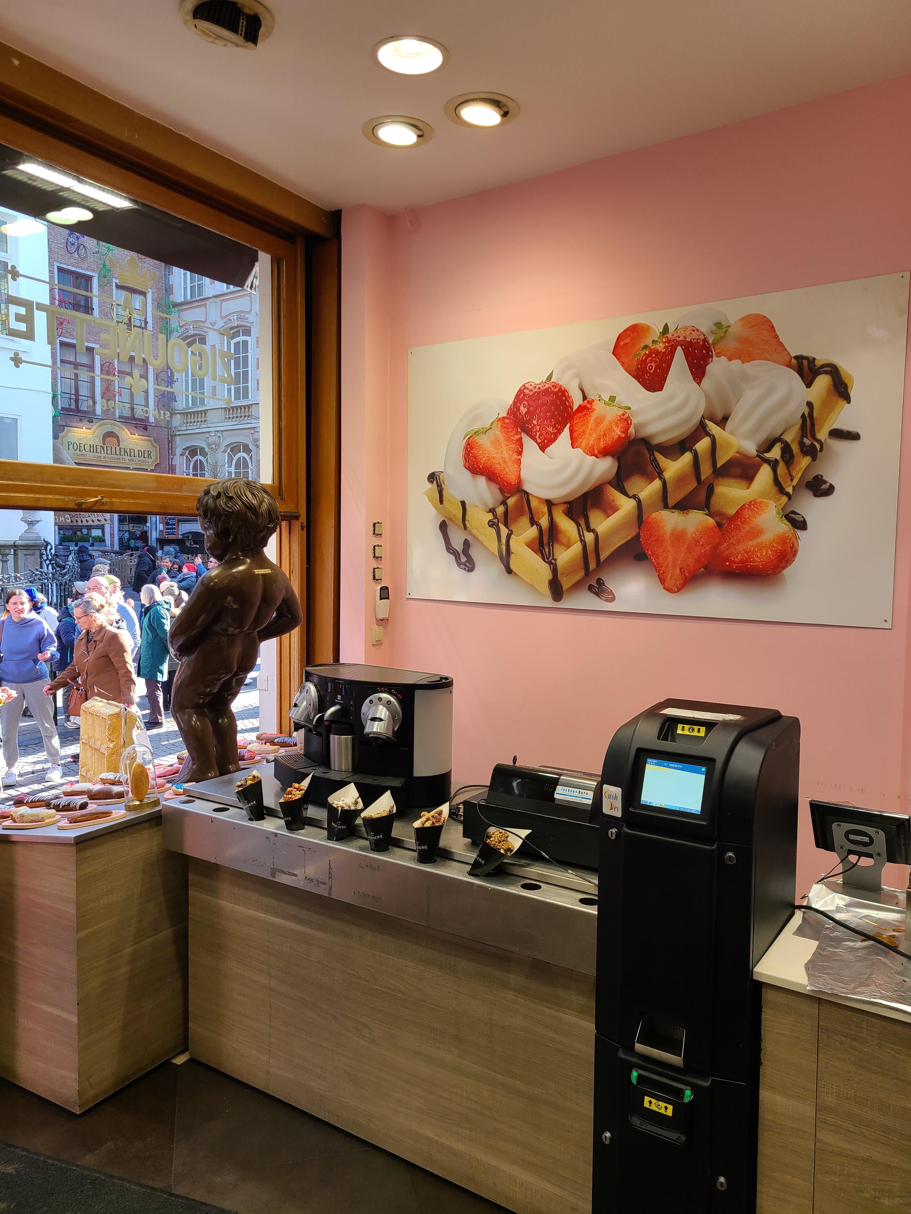 와플 가게 내부벽에 붙은 와플에 크림과 딸기가 올려져 있는 사진