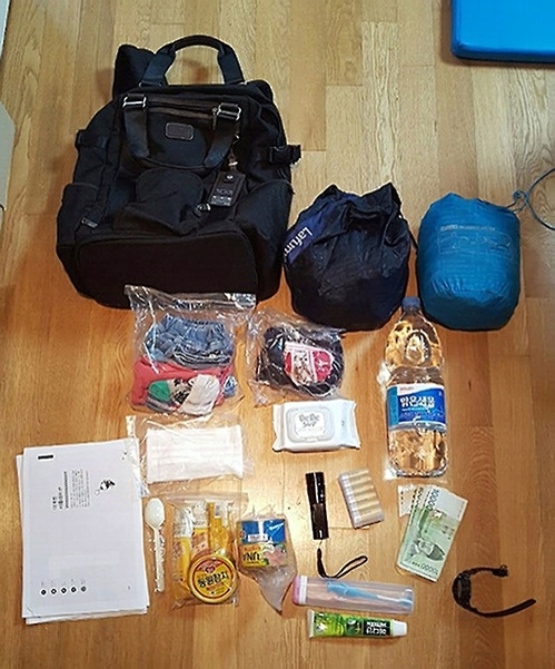 비상 배낭 준비 &ndash; 랜턴&amp;#44; 건전지&amp;#44; 비상식량 포함