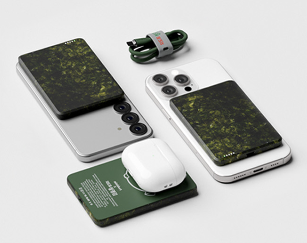 성경김 맥세이프 보조배터리로 여러기기 충전하는 모습