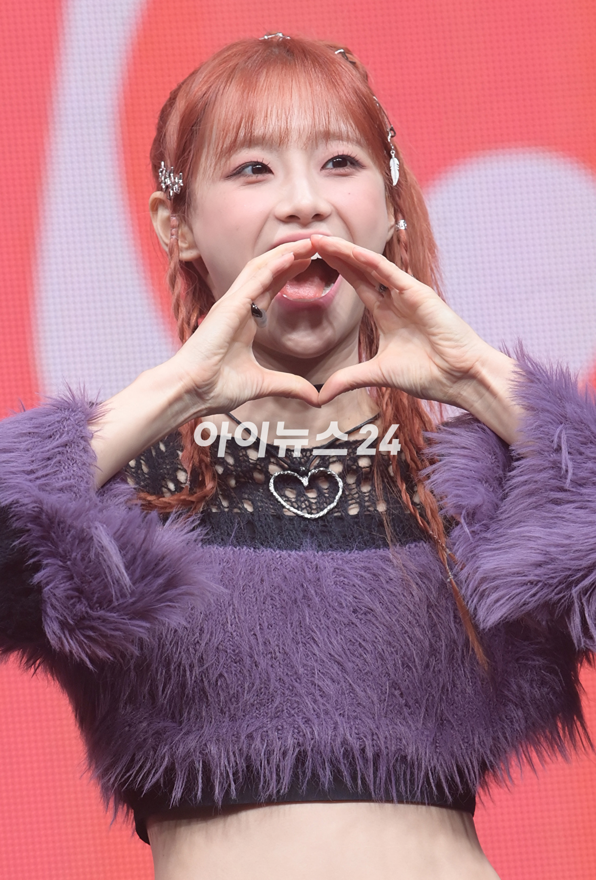 가수 츄가 18일 오후 서울 광진구 예스24라이브홀에서 열린 츄(CHUU) 첫 번째 미니앨범 '하울' 발매 기념 쇼케이스에서 타이틀곡 '하울' 무대를 선보이고 있다. [사진=정소희 기자]