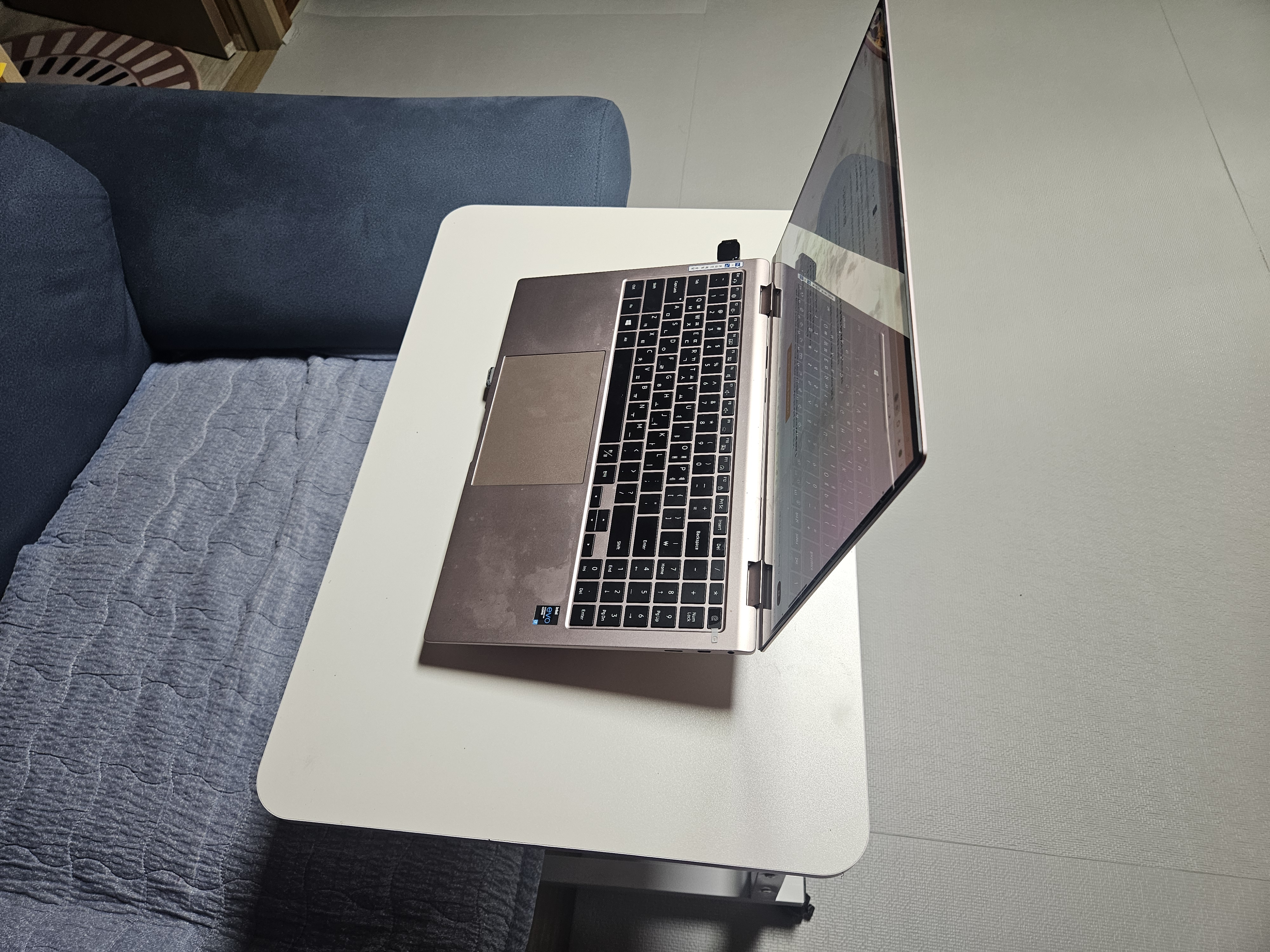 이동식 사이드 테이블 사용 후기 - 소파 앞에서도 완벽한 작업공간 완성! 관련 사진