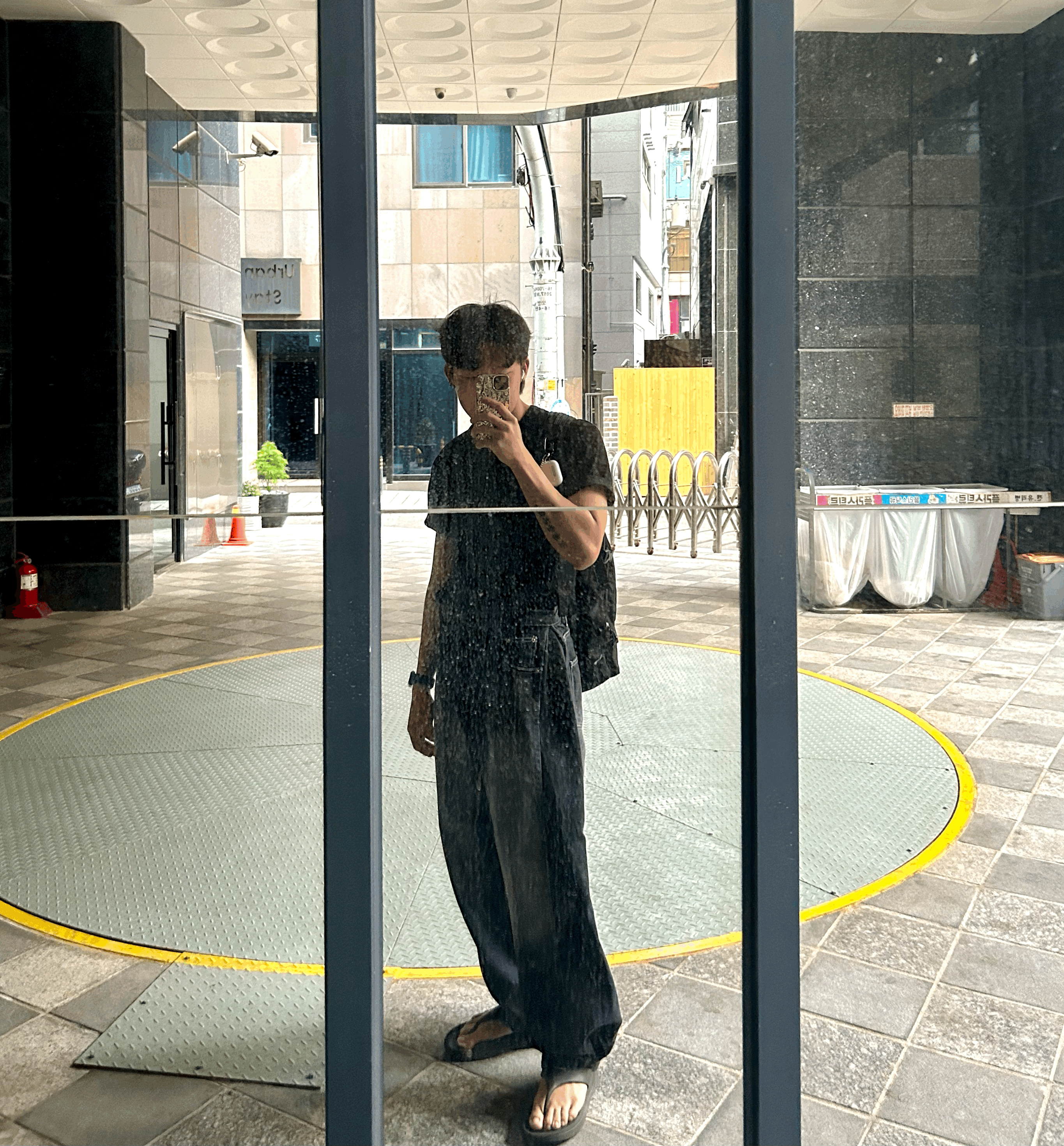 기본 블랙 반팔티에 블랙 데님팬츠를 입은 모습이다. 단, 와이드 데님 팬츠의 밑단을 조이고 반팔은 넣어 입어서 깔끔한 스트릿 무드를 내 준 나의 사진이다.