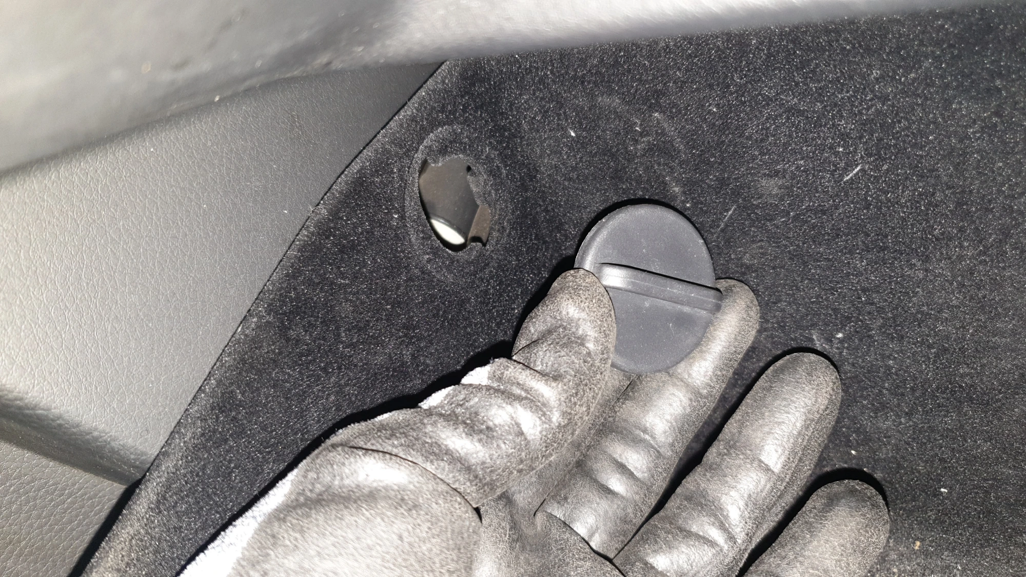 글로브박스 걸쇠부품 뺀 모습