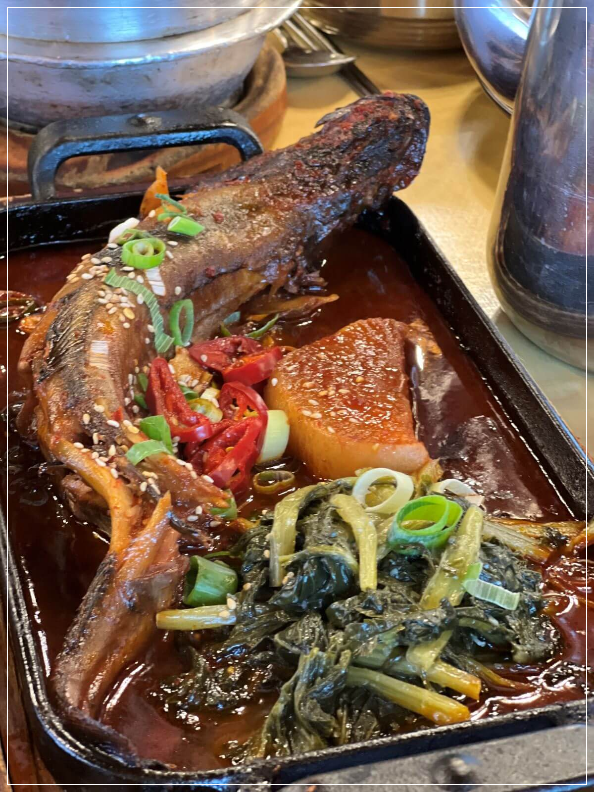 매콤한-양념으로-조리된-한국식-생선-조림-요리의-모습