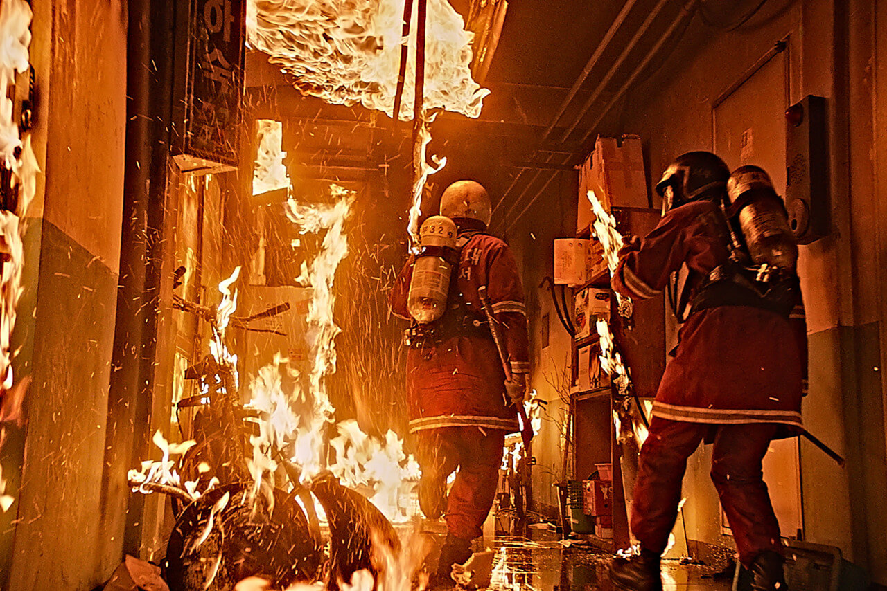 건물 안에서 목숨을 걸고 요구조자를 찾고 있는 소방대원들