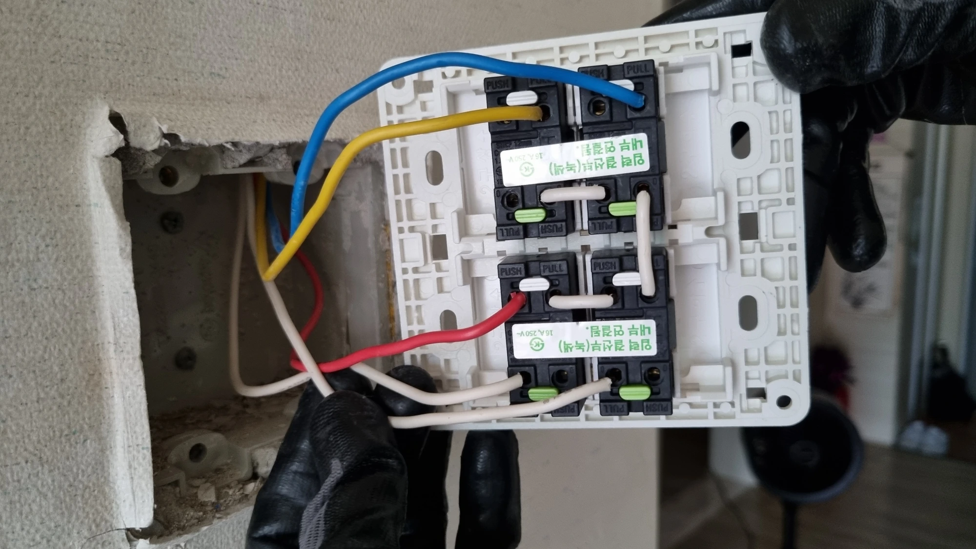 전등 스위치 전선 옮겨 끼운 모습