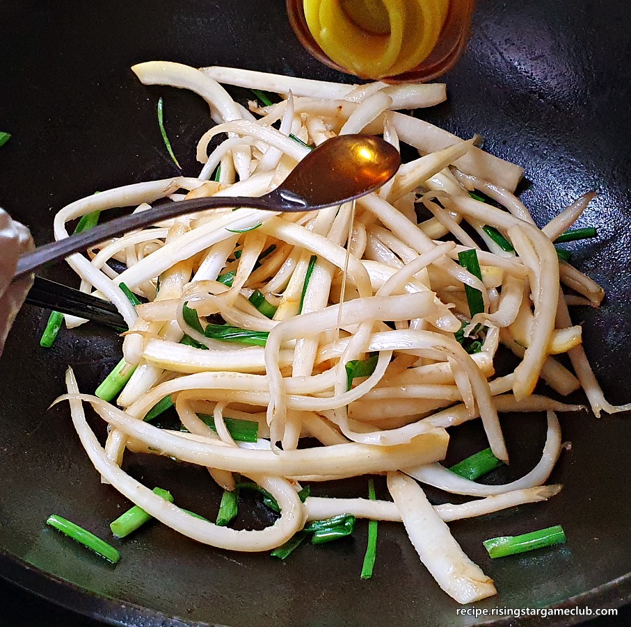 도라지나물을 볶아서 참기름을 두르는 사진