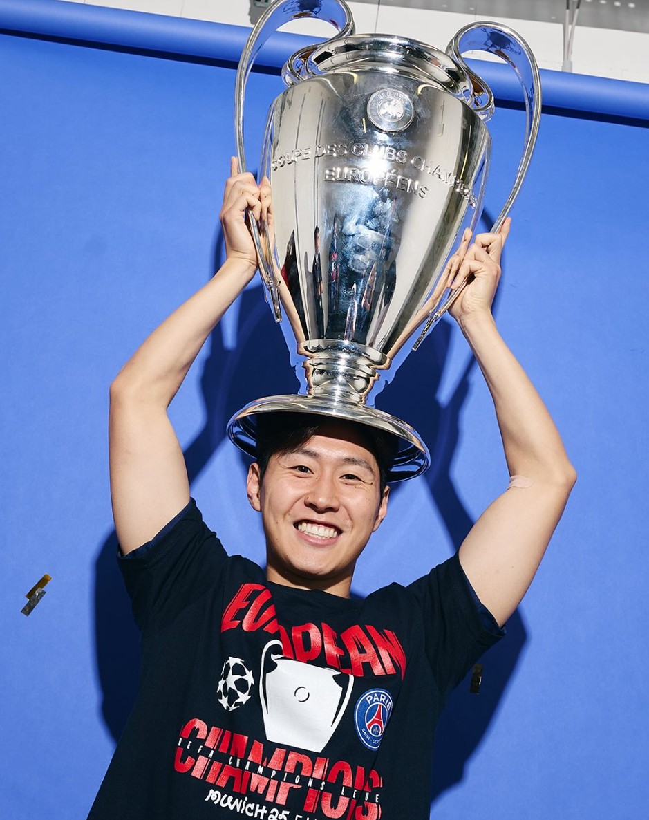 챔피언스리그 우승컵을 들고 있는 이강인 선수