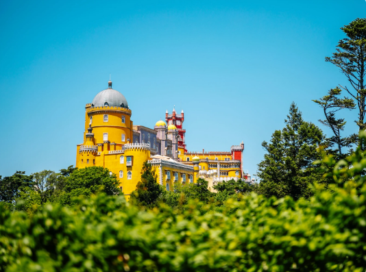 페나 궁전 주변의 평온한 정원과 그 자연의 아름다움