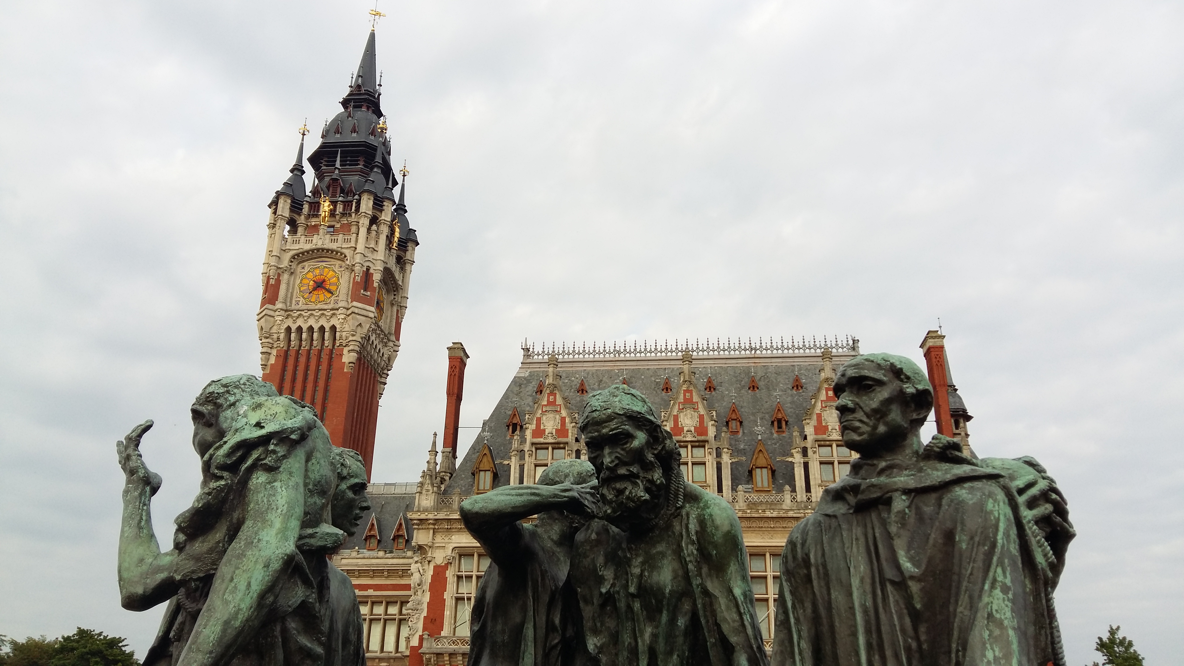 프랑스 칼레 시청과 칼레의 시민들