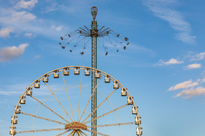 높은 곳에 있는 놀이기구의 모습