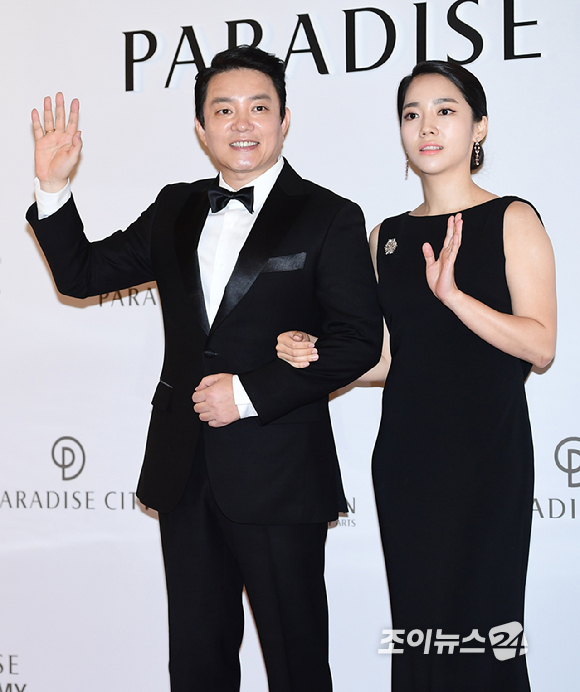 배우 이범수가 아내 이윤진이 의미심장 SNS글로 파경설에 휩싸였지만, 이를 부인했다. 사진은 복합리조트 파라다이스시티 개장 기념 포토행사. [사진=정소희 기자]