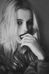 불안해하는 흑백사진 백인여자