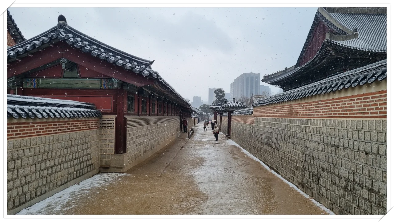 경복궁 골목 풍경. 경회루 들어가는 길