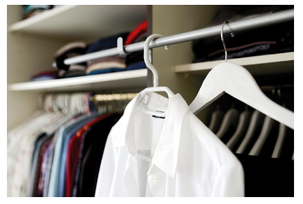 옷장이 부족할 때? 공간을 차지하지 않는 의류 보관법