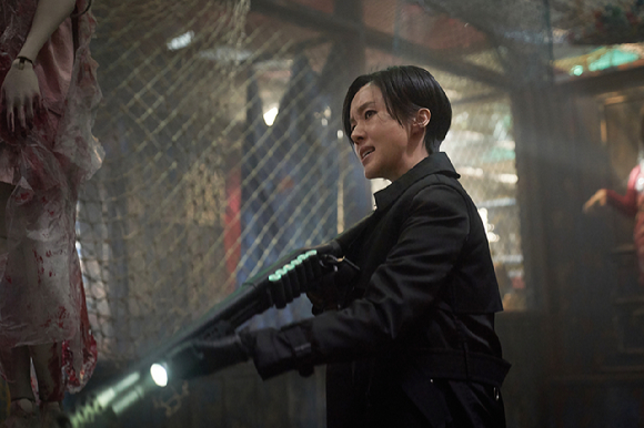 배우 이정현이 넷플릭스 시리즈 '기생수: 더 그레이'에서 열연하고 있다. [사진=넷플릭스]