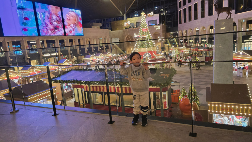 인천 파라다이스 시티 플라자에서 크리스마스 장식을 배경으로 포즈를 취한 아이