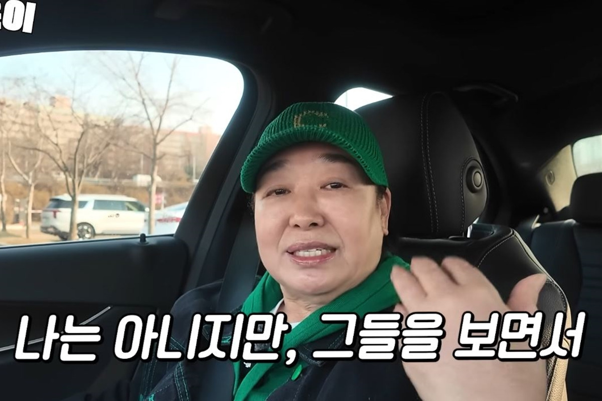혜은이가 초록색 모자를 쓰고 차 안에서 대화하는 모습