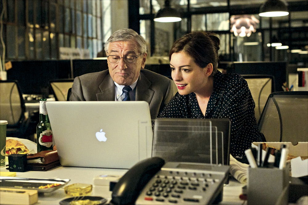 70대인턴 벤이 젊은 CEO 줄스에게 새로운 업무 방식을 배우는 모습