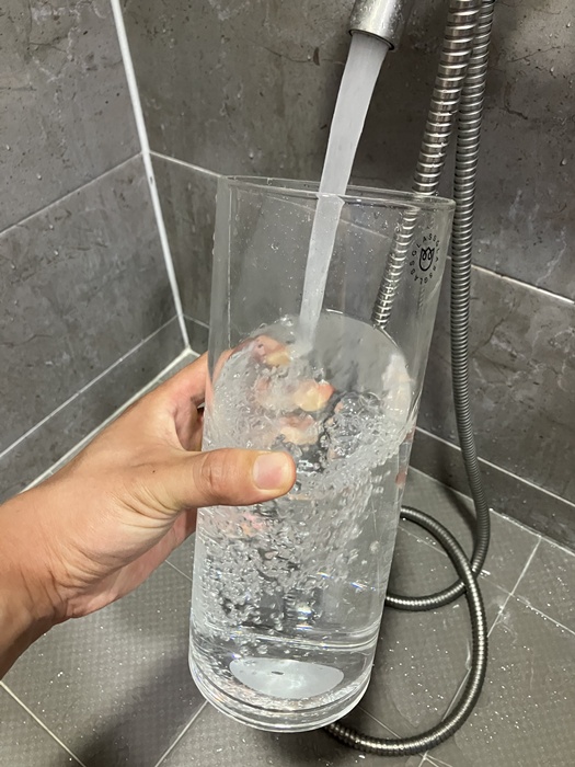 유리병에 수돗물 채우는 과정