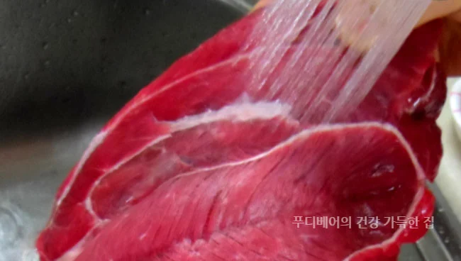 덩어리-소고기를-물로-씻는-모습
