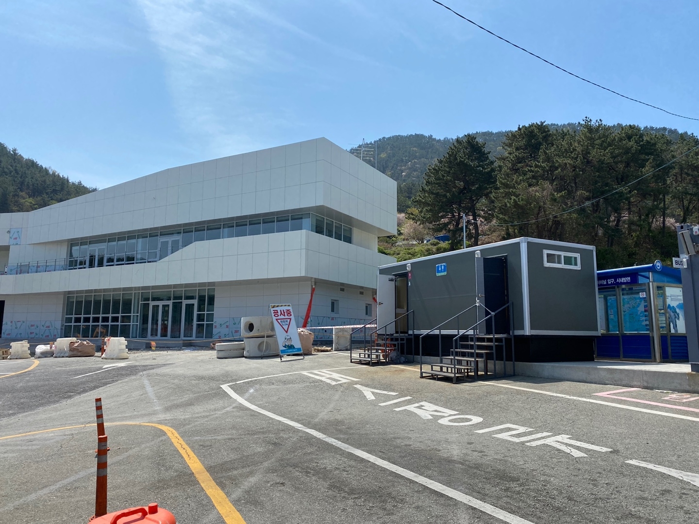 사량도 배편 가오치항 매표소 옆