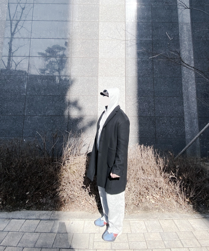 데일리룩('26.2.21.)카네라 스트라이프 야구 볼캡 야모자, 바스틱 오버핏 코트, 토피 스웻 트레이닝 후디 집업후드티, 토피 벌룬핏 와이드 트레이닝 팬츠, 나이키 문레이서 블루