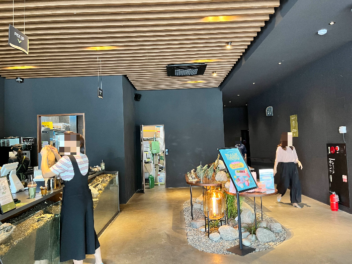 계산대 앞 넓은 공간