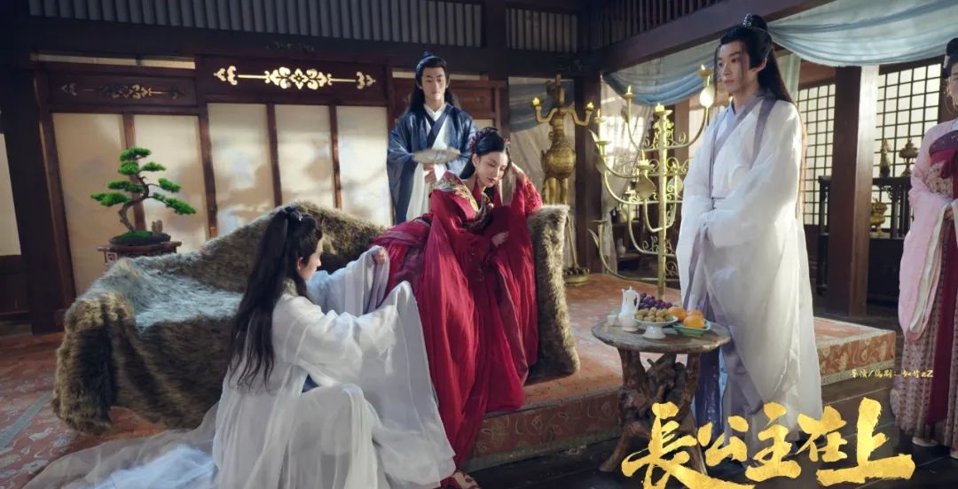 장공주재상-기하하 누워있고 주변에 시종드는 종들 모습